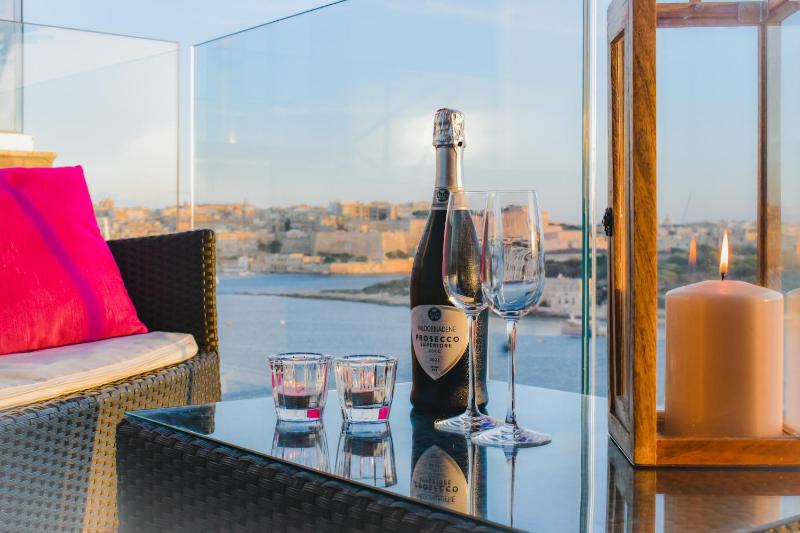 Unique Seafront Triplex Penthouse with Panoramic Bedroom & Rooftop Jacuzzi overlooking Valletta - image 14