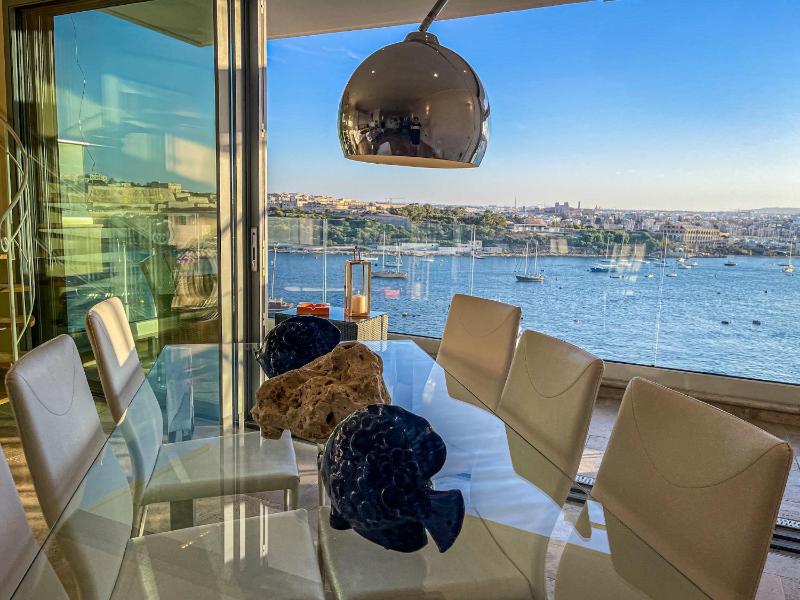 Unique Seafront Triplex Penthouse with Panoramic Bedroom & Rooftop Jacuzzi overlooking Valletta - image 4