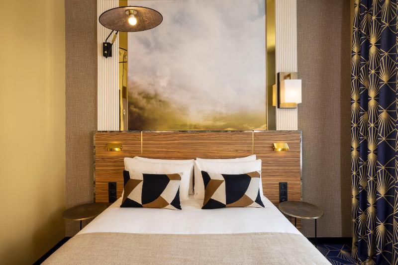 Superior Double Room with Bathtub image 4