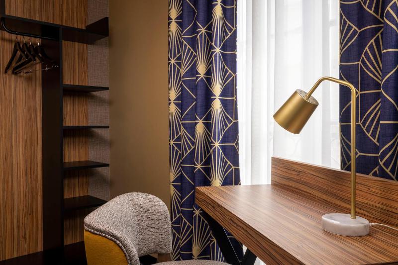 Classic Double Room image 3