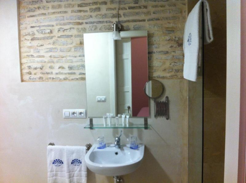 Single Room - Ground Floor image 3