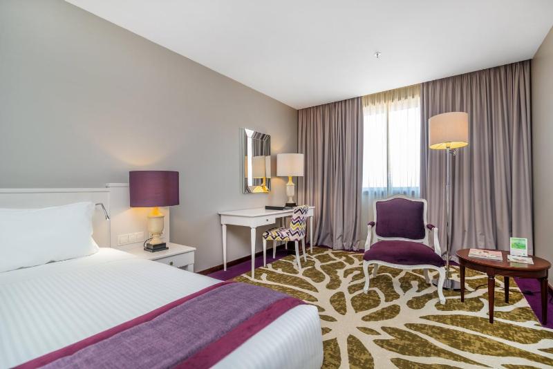 Standard Twin Room with River View image 4