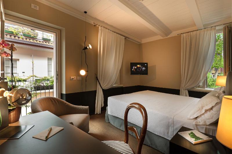 Double or Twin Room with Courtyard View image 3