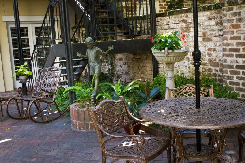 Garden Courtyard Queen Room image 2