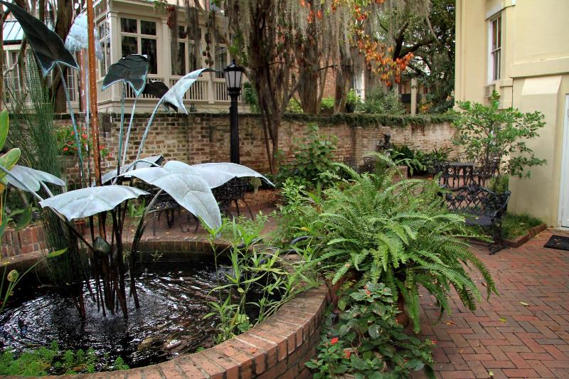 Garden Courtyard King Room image 3