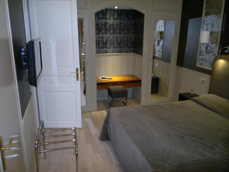 Deluxe Double Room image 3