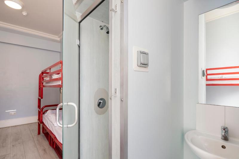 Bed in 6-Bed Mixed Dormitory Room (18–40 years) image 3