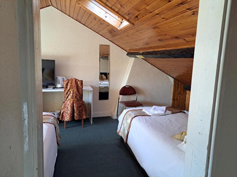 Standard Triple Room image 4