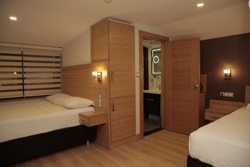 Comfort Triple Room image 2