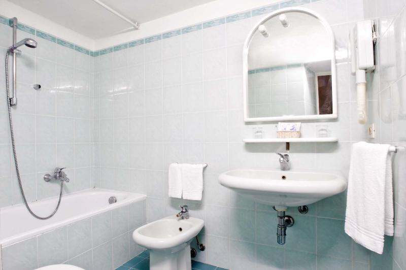 Single Room with Private External Bathroom image 1