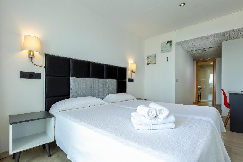 Double or Twin Room with Sea View image 3