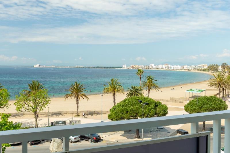 Double or Twin Room with Sea View image 4