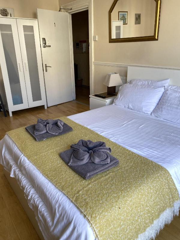 Triple Room with Private Bathroom image 1
