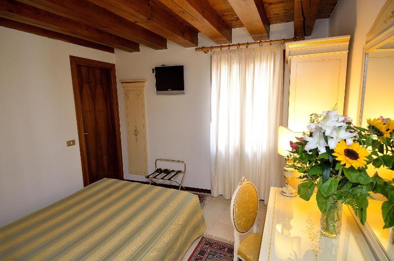 Economy Double Room image 3