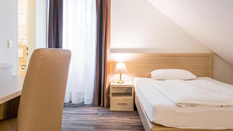 Single Room image 4