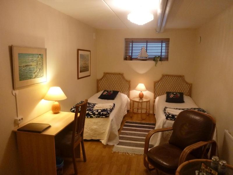 Economy Twin Room with Shared Bathroom image 3