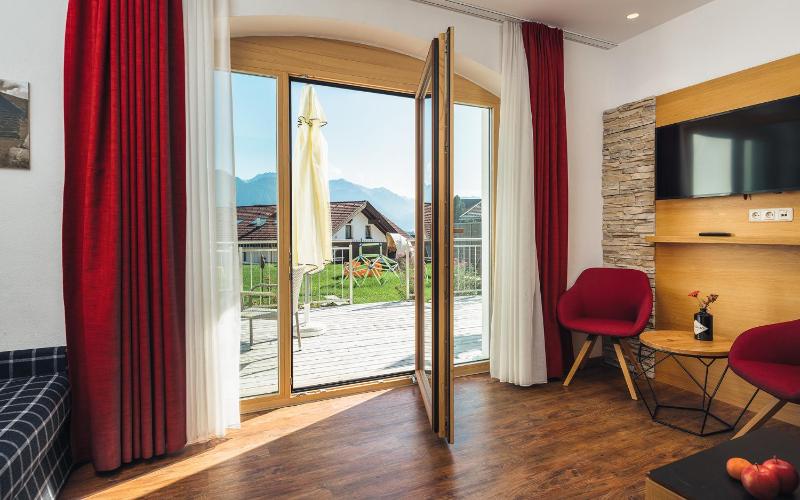 Suite with Garden View image 1