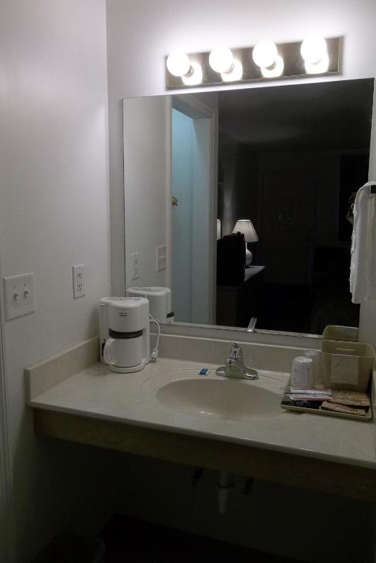Queen Room with Pool View image 4
