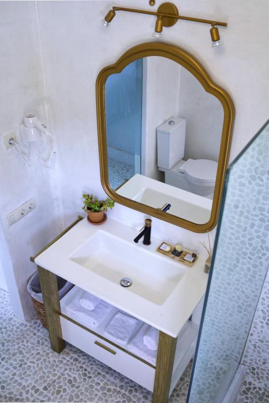 Deluxe Double or Twin Room image 2