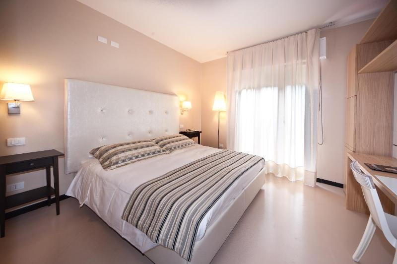 Double Room with Balcony image 1