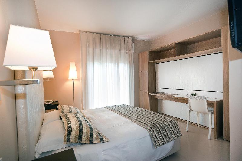 Double Room with Balcony image 3
