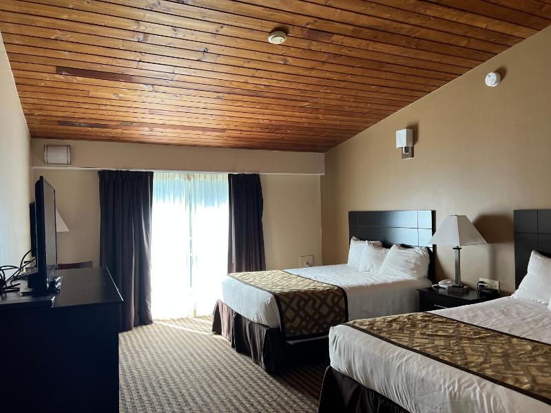 Queen Room with Two Queen Beds image 3