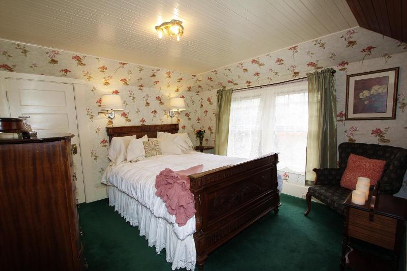 Queen Room with Garden View image 3