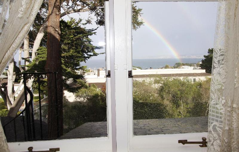 Deluxe Queen Room with Ocean View image 3