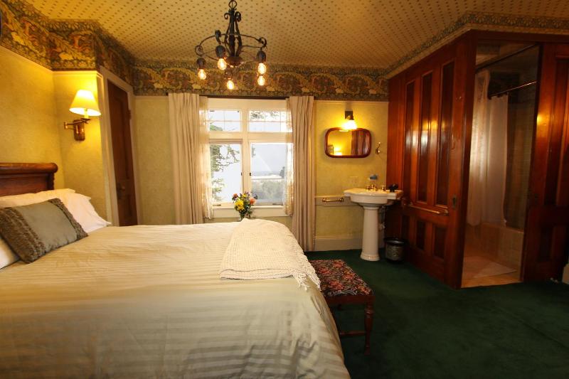 Deluxe Queen Room with Ocean View image 4