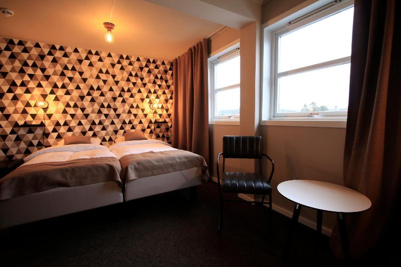 Twin Room image 4