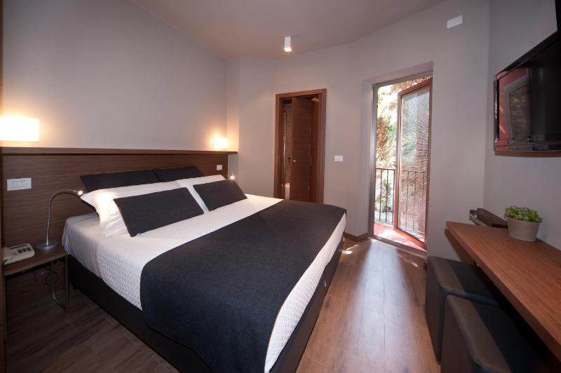 Double Room with Balcony image 2