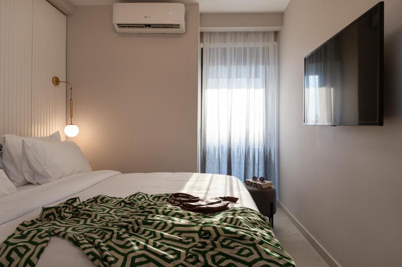 One-Bedroom Deluxe Apartment image 4