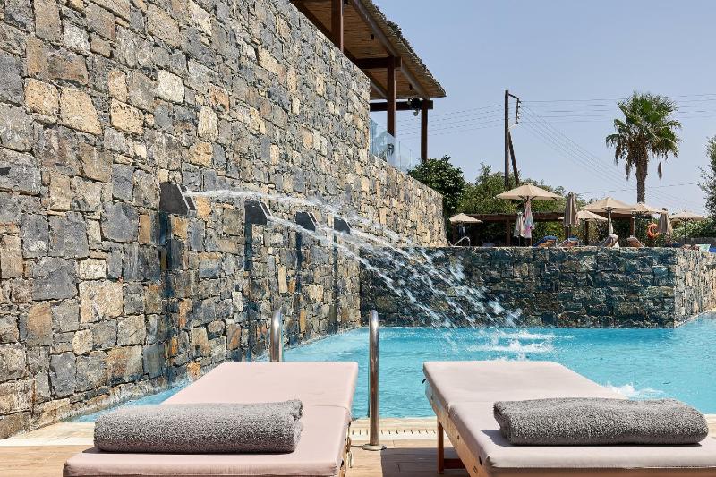 Superior Family Room with Shared Pool image 3