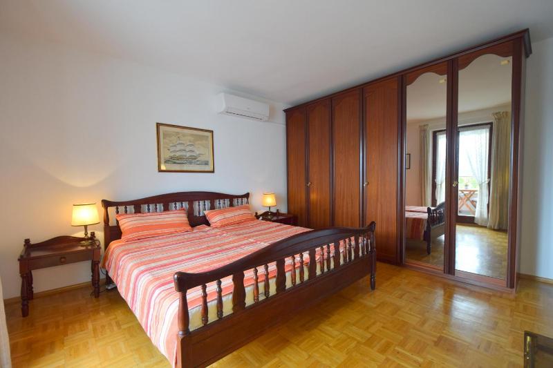 One-Bedroom Apartment image 3