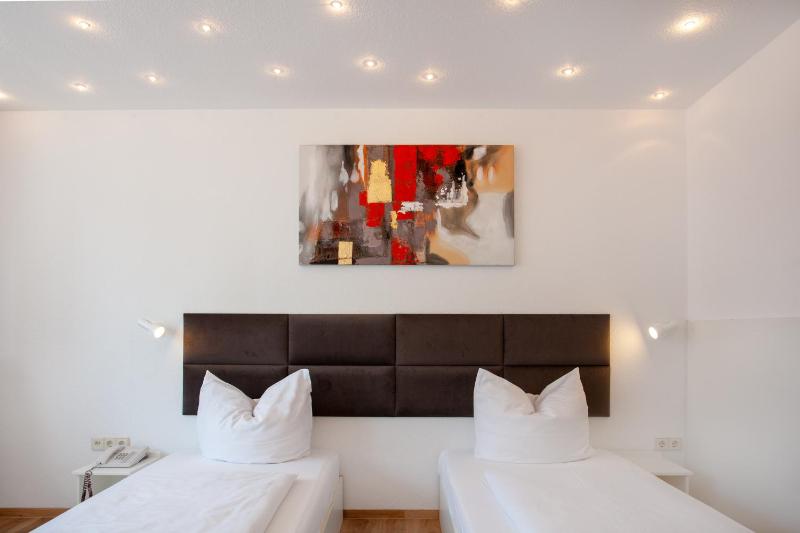 Standard Twin Room image 4