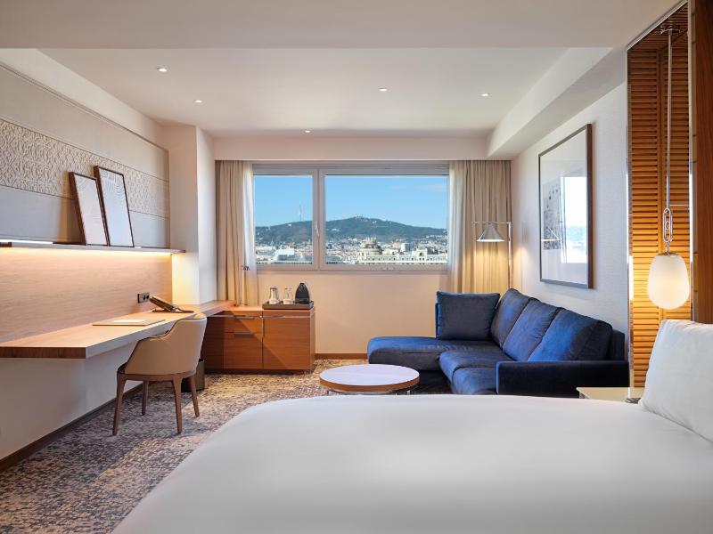 Classic King Room with City View image 4