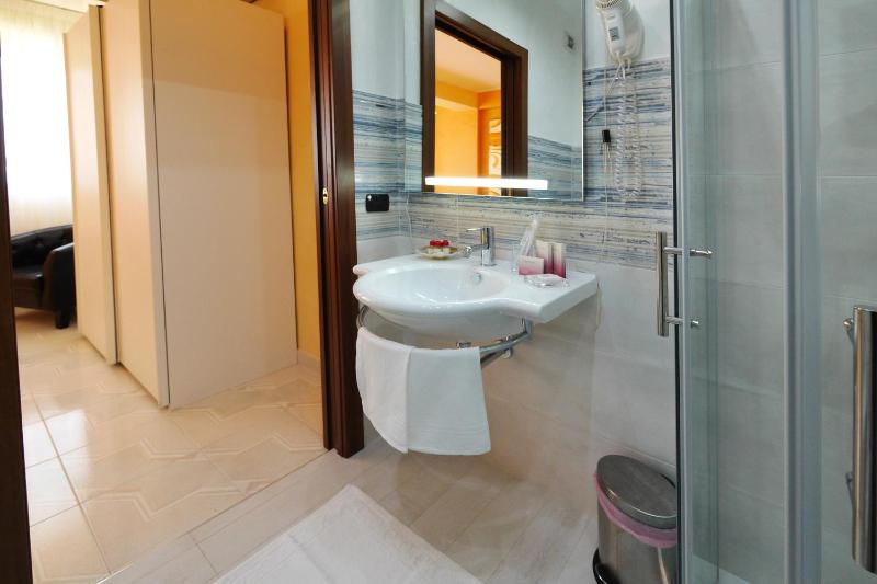 Double Room with Sea View image 4