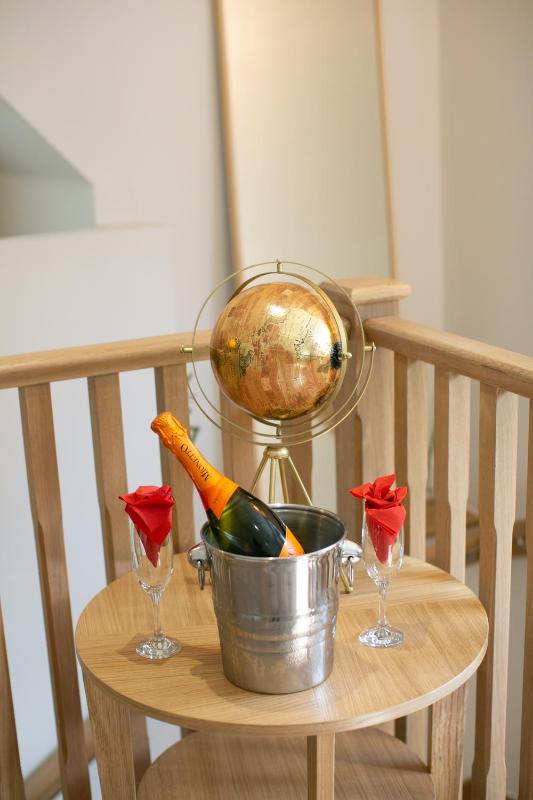 King Suite with Balcony image 2