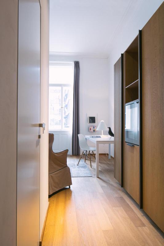 Superior Double or Twin Room with Square View image 2