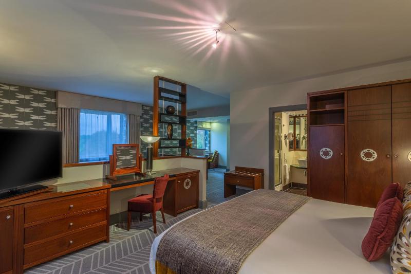 Junior King Suite with Park View image 1
