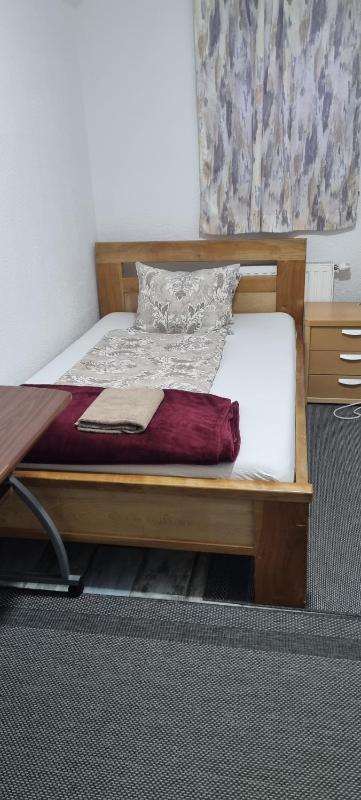 Single Room with Shared Shower and Toilet image 4