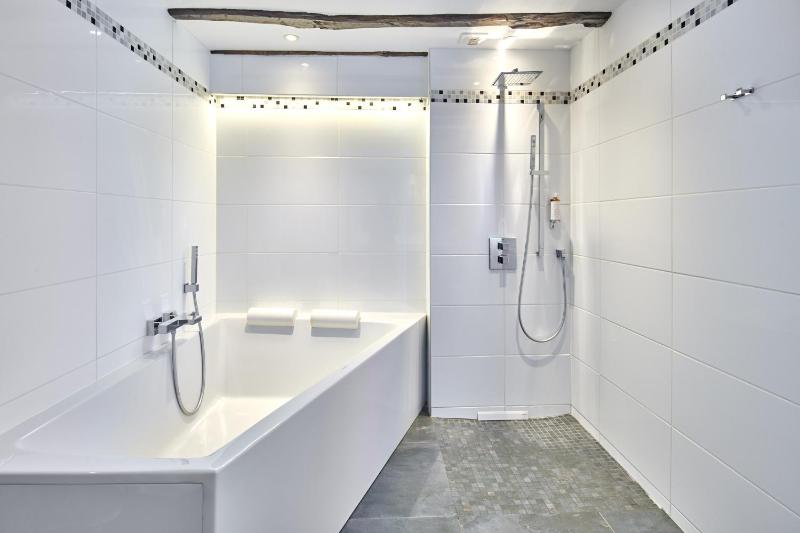Superior Double Room with Balcony image 3