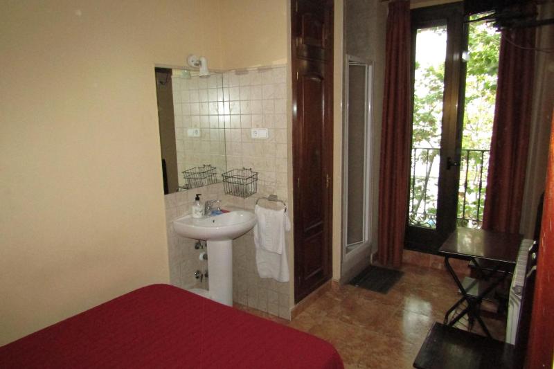 Double Room with Shared Toilet and Private Shower and Sink image 4