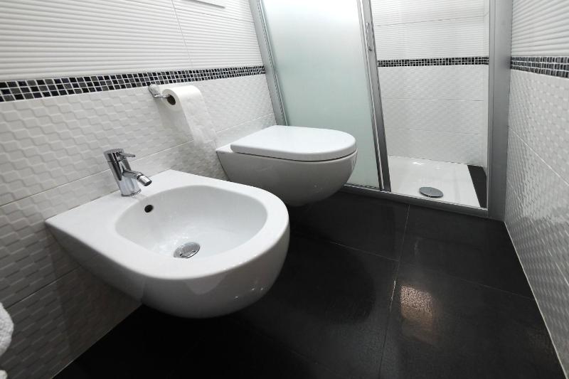 Double Room with Balcony and Sea View image 4