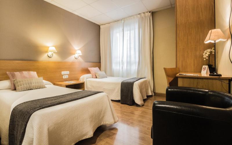 Twin Room image 3