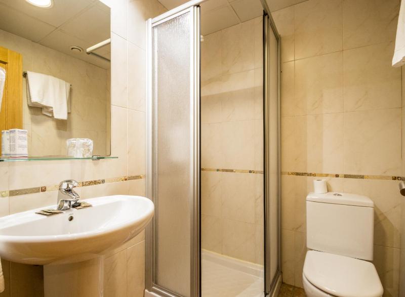 Twin Room image 4