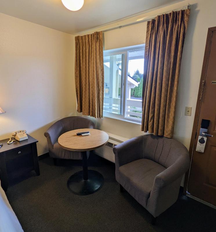 Queen Room - Disability Access image 2