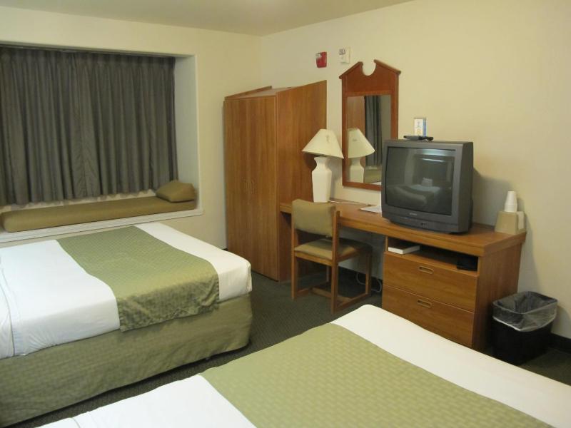 Queen Room with Two Queen Beds - Non-Smoking image 3