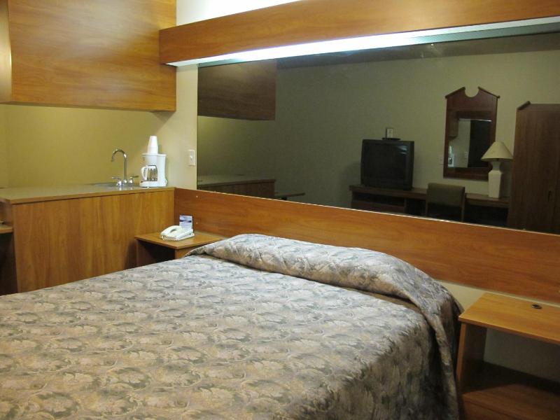 Queen Suite - Non-Smoking image 4