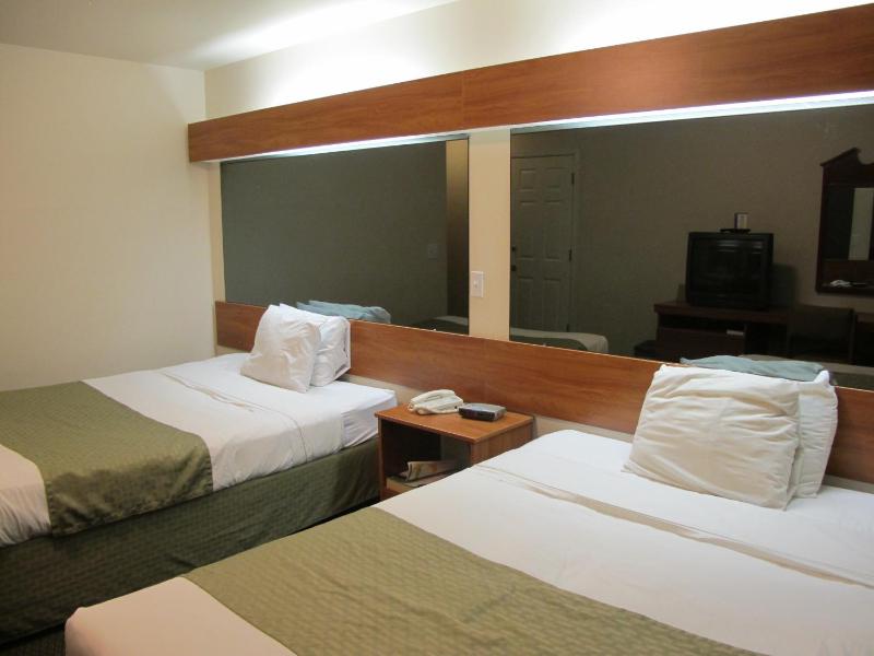 Queen Room with Two Queen Beds - Non-Smoking image 2